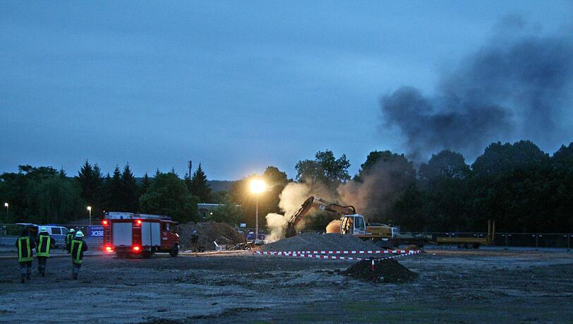 Juni 2010: Rettungskräfte eilen auf dem Schützenplatz in Göttingen an eine markierte Stelle, an der zuvor während einer Bombenentschärfung der Sprengsatz explodierte. Drei Menschen starben. Juni 2010: Rettungskräfte eilen auf dem Schützenplatz in Göttingen an eine markierte Stelle, an der zuvor während einer Bombenentschärfung der Sprengsatz explodierte. Drei Menschen starben.