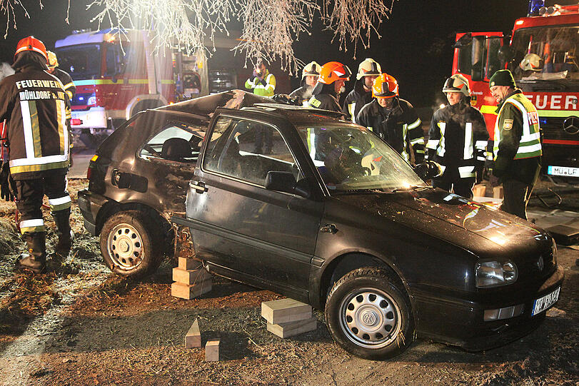 Glatteis auf der B12 (Nähe Ecksberger Berg): Ein junger Mann schlittert aus einer langezogenen Rechtskurve und prallt gegen einen Baum. Mit schwerem Gerät befreit die Feuerwehr den eingeklemmten Fahrer. Die Bilder vom Unfall.