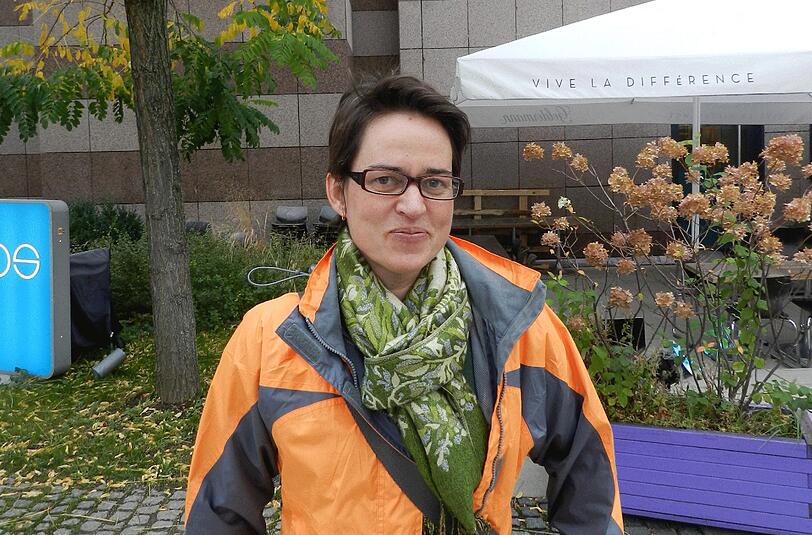 Michaela Bayer (44),
Tourismusbetriebswirtin: &bdquo;Diese Winterspiele sind keine nachhaltige Investitionen für München. Deswegen denke ich, dass sie nicht hier stattfinden sollten. Außerdem gibt es in München bereits genug Tourismus.&ldquo;