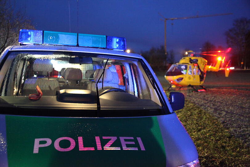 In Forstinning wurde eine Frau angefahren und schwer verletzt - Bilder von der Unfallstelle
