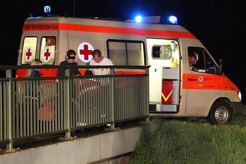 Betrunken und ohne Führerschein ist ein 17-Jähriger nach der Disco gegen einen Baum gerast. Die Bilder vom Unfallort.