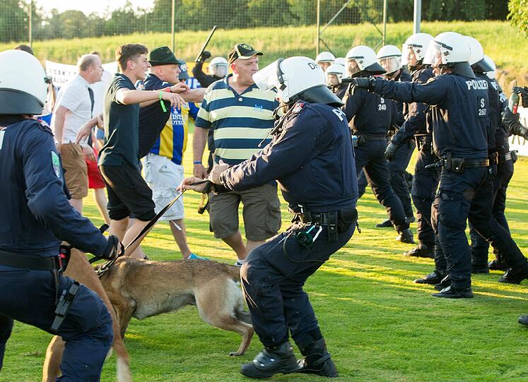 Bei Ausschreitungen rund um ein Testspiel zwischen Eintracht Frankfurt und Leeds United im österreichischen Eugendorf hat es sieben Verletzte und 25 Festnahmen gegeben.