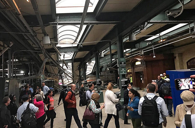 Der Bahnhof von Hoboken wurde bei dem Zugunglück großflächig zerstört. Die Bilder vom Unfallort.