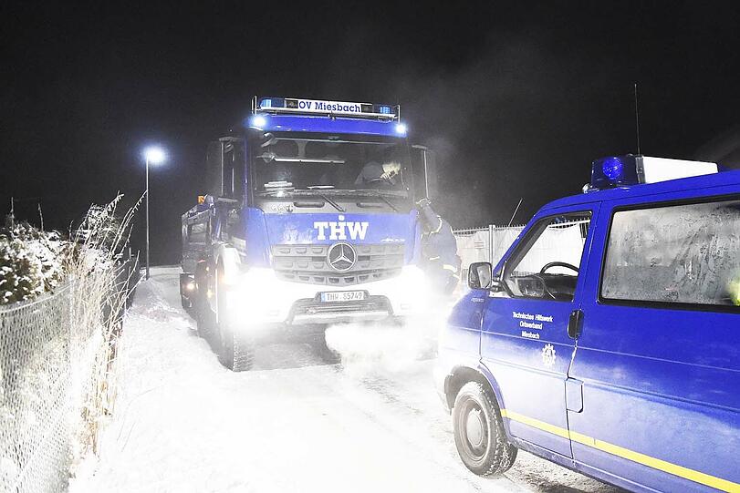 Die Traglufthalle steht auf freiem Feld ungeschützt vor dem Frost.