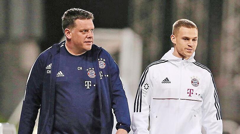 Nur Einzeltraining in Doha: Bayerns Rechtsverteidiger Joshua Kimmich (r.), hier mit einem Betreuer.