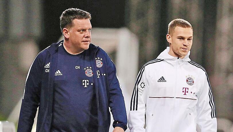 Nur Einzeltraining in Doha: Bayerns Rechtsverteidiger Joshua Kimmich (r.), hier mit einem Betreuer. Nur Einzeltraining in Doha: Bayerns Rechtsverteidiger Joshua Kimmich (r.), hier mit einem Betreuer.