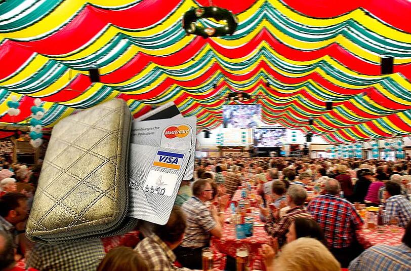 Der Mann verlor seine Geldbörse in einem Bierzelt auf dem Münchner Frühlingsfest. Eine Angestellte des Zeltes fand das Portemonnaie und brachte es zur Polizei. (Archivbilder)