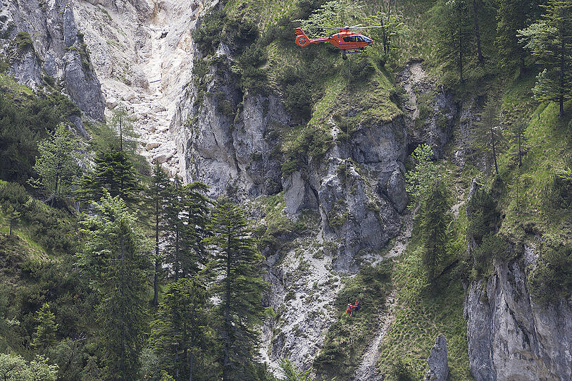 Der verunglückte Wanderer wurde per Rettungshubschrauber aus der Schlucht geborgen.