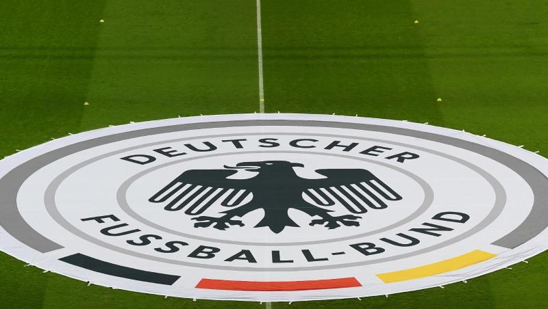 Das Logo des Deutschen Fußball-Bundes (DFB) liegt vor einem Spielbeginn auf dem Anstoßkreis. Foto: Hendrik Schmidt/Archivbild Das Logo des Deutschen Fußball-Bundes (DFB) liegt vor einem Spielbeginn auf dem Anstoßkreis. Foto: Hendrik Schmidt/Archivbild