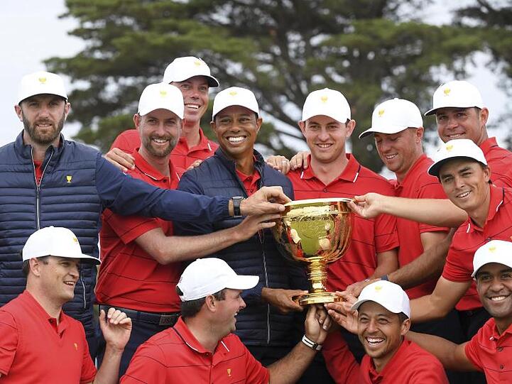 Superstar Tiger Woods (M.) gewann mit dem Team USA den Presidents Cup. Woods war zugleich Spieler und Teamchef.