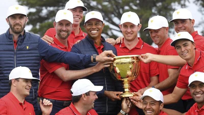 Superstar Tiger Woods (M.) gewann mit dem Team USA den Presidents Cup. Woods war zugleich Spieler und Teamchef.
