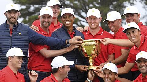 Superstar Tiger Woods (M.) gewann mit dem Team USA den Presidents Cup. Woods war zugleich Spieler und Teamchef.