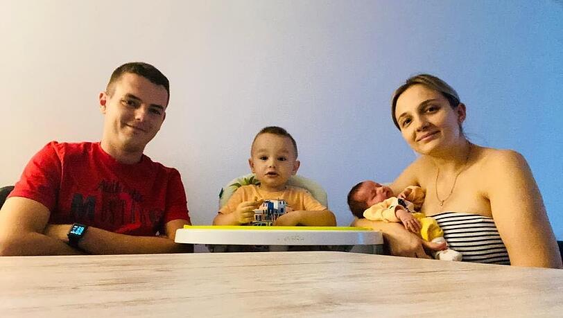 Mario Èupiæ mit Sohn Patrick (2) und Mama Antonela (27). Auf dem Arm trägt sie Baby Lejla.