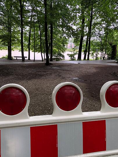 Die Fuß und Radwege an der Isar waren am Wochenende gesperrt. Die Münchner gingen trotzdem auf Erkundungstour.
