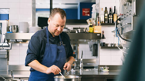 Jan Hartwig in seinem Restaurant Jan in der Luisenstraße. Er hat inzwischen seine komplette Küche auf die Gewürze von Soulspice umgestellt. Ab Mitte Oktober gibt es sechs Gewürzmischungen zu kaufen, die der Sternekoch kreiert hat.