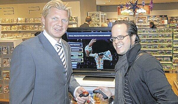 Termin bei Karstadt Oberpollinger: AZ-Reporter Patrick Strasser im Gespräch mit Ex-Bayern-Kapitän Stefan Effenberg, sie testeten das PlayStation Spiel BUZZ! Quiz TV.