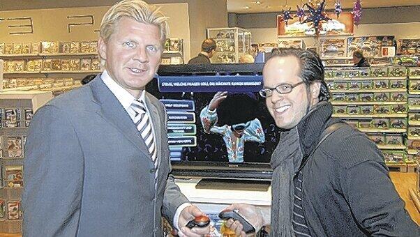 Termin bei Karstadt Oberpollinger: AZ-Reporter Patrick Strasser im Gespräch mit Ex-Bayern-Kapitän Stefan Effenberg, sie testeten das PlayStation Spiel BUZZ! Quiz TV. Termin bei Karstadt Oberpollinger: AZ-Reporter Patrick Strasser im Gespräch mit Ex-Bayern-Kapitän Stefan Effenberg, sie testeten das PlayStation Spiel BUZZ! Quiz TV.