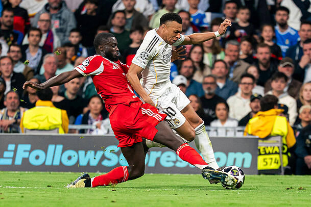 Auf Bayerns Dayot Upamecano kommt mit Kylian Mbapp&eacute; auch im R&uuml;ckspiel eine schwere Aufgabe zu.