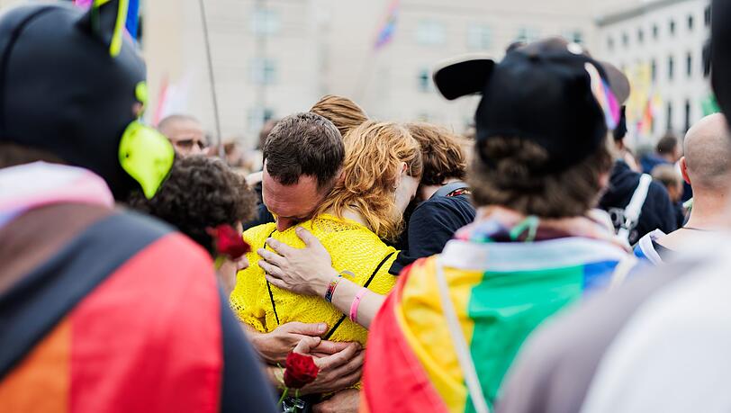 Nach dem Anschlag am Rande des CSD in Berlin trauern viele Menschen, unter anderem vor dem Brandenburger Tor. Nach dem Anschlag am Rande des CSD in Berlin trauern viele Menschen, unter anderem vor dem Brandenburger Tor.
