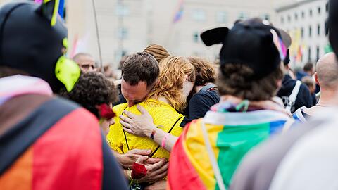 Nach dem Anschlag am Rande des CSD in Berlin trauern viele Menschen, unter anderem vor dem Brandenburger Tor.