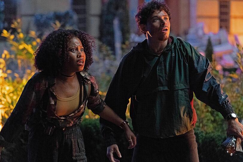Die Archäologin Elena Wallace (Dominique Fishback) und der Exsoldat Noah Diaz (Anthony Ramos) geraten zwischen die Fronten des Kampfes der Roboter. Die Archäologin Elena Wallace (Dominique Fishback) und der Exsoldat Noah Diaz (Anthony Ramos) geraten zwischen die Fronten des Kampfes der Roboter.