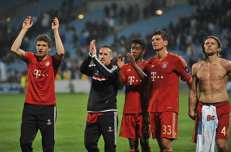 Der FC Bayern gewinnt in einem mäßigen Spiel souverän mit 2:0 bei Olympique Marseille und kann fürs Halbfinale gegen Real Madrid planen. Schweinsteiger holt sich Gelbsperre fürs Rückspiel - sehen Sie hier die Bilder...