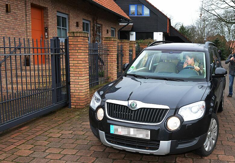 Mit einem Lächeln: Bettina Wulff verlässt das Haus der Familie in Großburgwedel nach der Trennung von Christian Wulff.