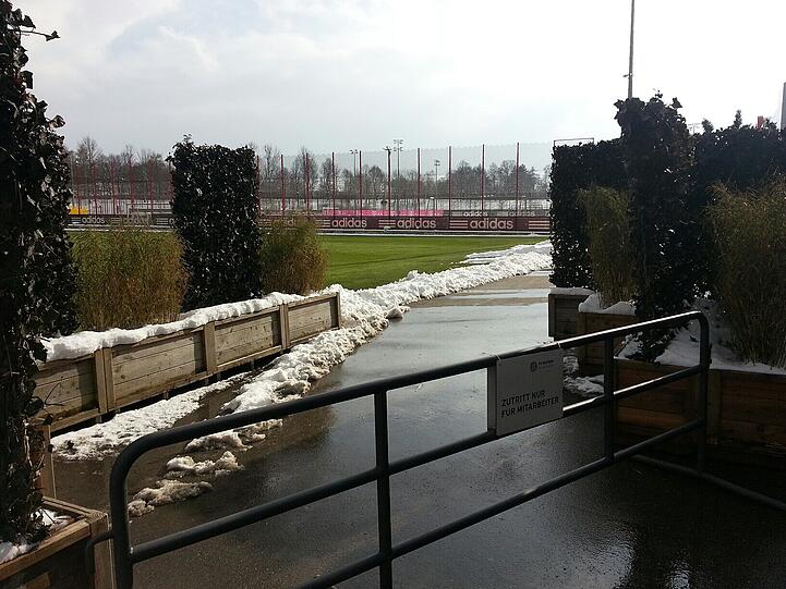 Die Säbener Straße am Tag, als der Fan in die Kabine des FC Bayern eindrang.