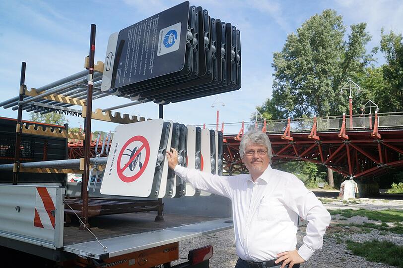 Da hat sich die Stadt ordentlich was vorgenommen: SPD-Vize Hans Dieter Kaplan mit einer Wagenladung Schilder.