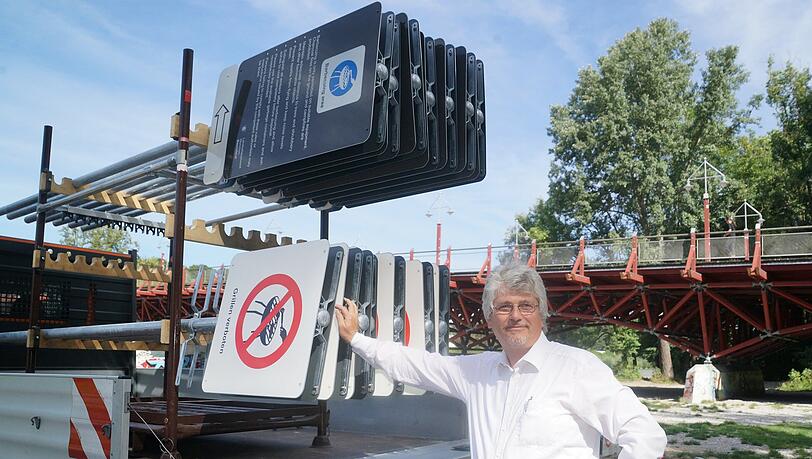 Da hat sich die Stadt ordentlich was vorgenommen: SPD-Vize Hans Dieter Kaplan mit einer Wagenladung Schilder. Da hat sich die Stadt ordentlich was vorgenommen: SPD-Vize Hans Dieter Kaplan mit einer Wagenladung Schilder.