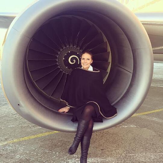 Anne-Mari Miettinen ist nicht nur Stewardess, sondern auch ein TV-Sternchen im finnischen Fernsehen.