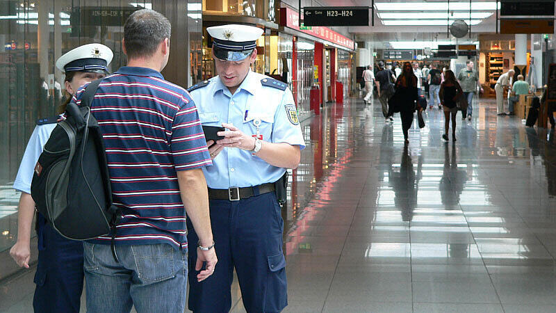 Beinahe täglich landen am Münchner Flughafen Reisende bei der Bundespolizei und bitten um Asyl. Die Gründe dafür sind sehr vielfältig.