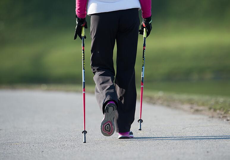 Nordic Walking ist auch für Sport-Einsteiger geeignet - zu Beginn läuft man im Wohlfühltempo drei Mal die Woche 8 bis 10 Minuten.