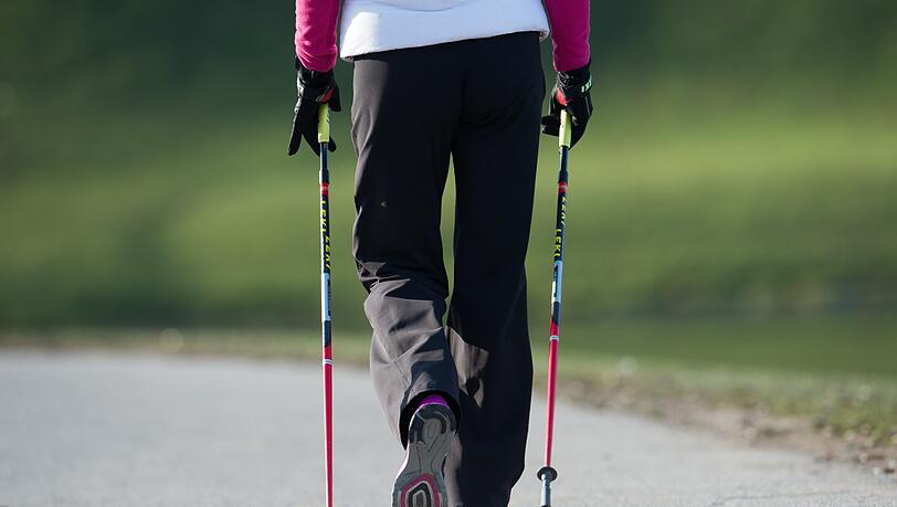 Nordic Walking ist auch für Sport-Einsteiger geeignet - zu Beginn läuft man im Wohlfühltempo drei Mal die Woche 8 bis 10 Minuten. Nordic Walking ist auch für Sport-Einsteiger geeignet - zu Beginn läuft man im Wohlfühltempo drei Mal die Woche 8 bis 10 Minuten.