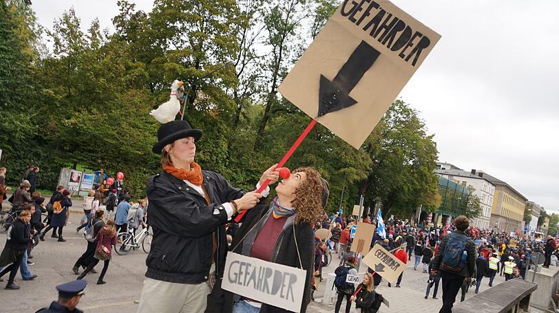Mit bunten und kreativen Plakaten machten sich am Mittwoch rund 21.000 Münchner auf und demonstrierten gegen rechte Hetze.