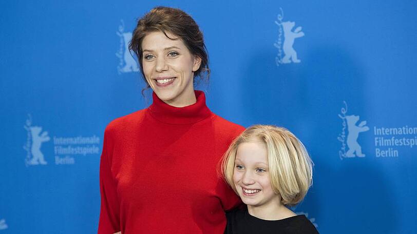 Regisseurin Nora Fingscheidt und Hauptdarstellerin Helena Zengel bei den 69. Internationalen Filmfestspielen in Berlin