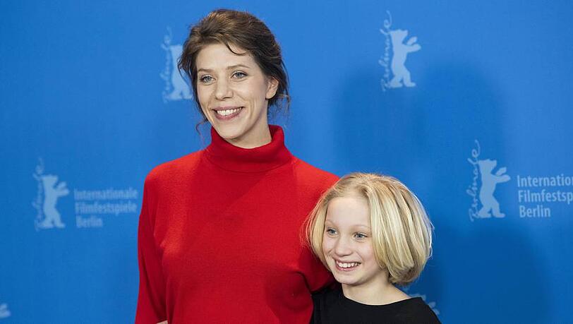 Regisseurin Nora Fingscheidt und Hauptdarstellerin Helena Zengel bei den 69. Internationalen Filmfestspielen in Berlin Regisseurin Nora Fingscheidt und Hauptdarstellerin Helena Zengel bei den 69. Internationalen Filmfestspielen in Berlin