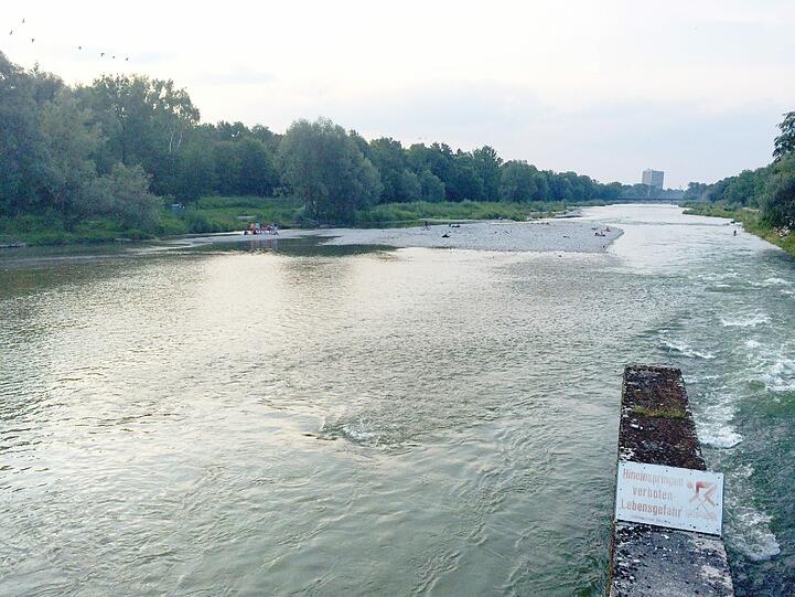 Und so "wild" fließt die Isar heuer, wenn es viel geregnet hat.