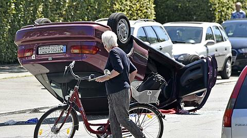 Die Fahrerin wurde bei dem Unfall nur leicht verletzt.