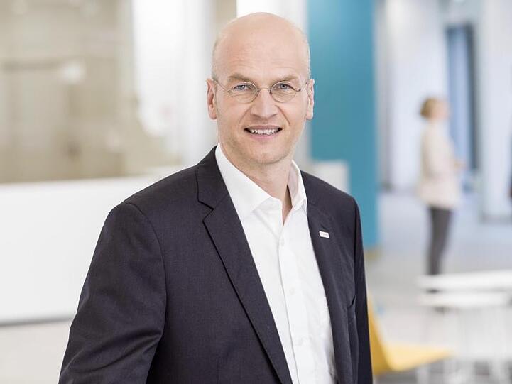 Harald Kröger, Bosch-Geschäftsführer, ist verantwortlich für den neuen Geschäftsbereich "Cross-Domain Computing Solutions". Der weltgrößte Zulieferer Bosch führt sämtliche Bereiche, die mit Fahrzeugelektronik und -software zu tun haben, unter einem Dach zusammen.