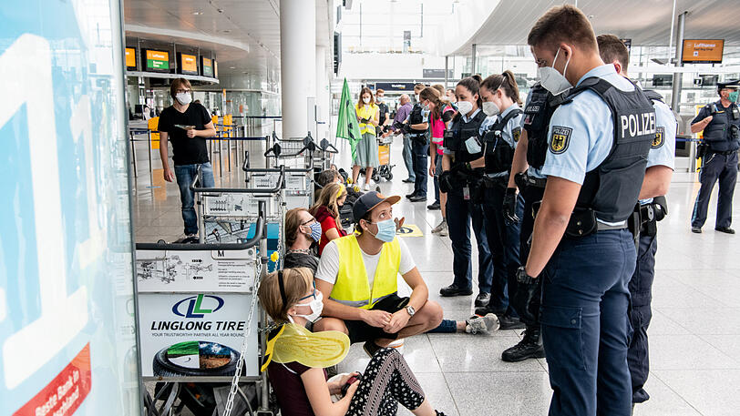 Klima-Blockade am Flughafen München - Bilder von der Protestaktion.