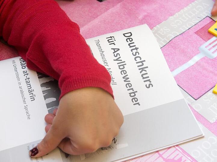 Wer den "Deutsch-Test für Zuwanderer" mit B1 abschließt, weist nach, dass er auf der unteren Stufe des Bereichs "Selbstständige Sprachverwendung" Probleme des Alltags flexibel bewältigen kann.