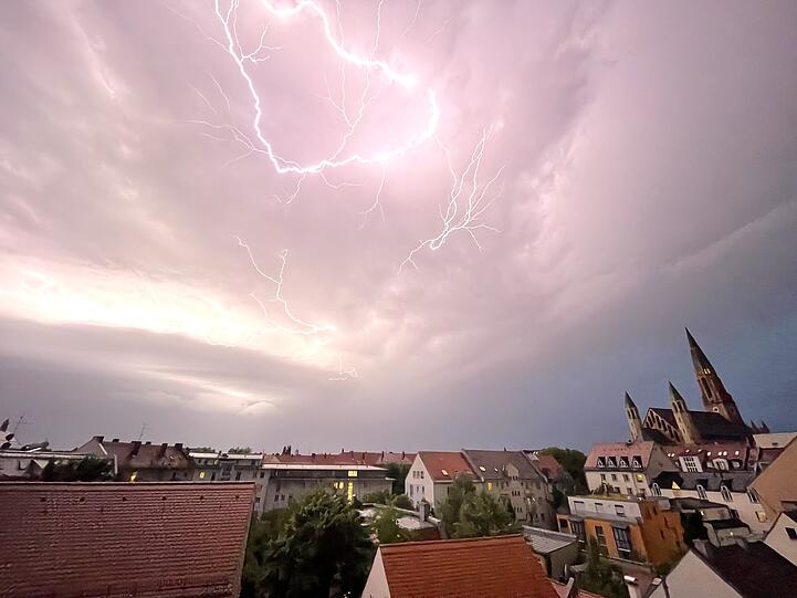 München blieb von schweren Schäden verschont. Spektakulär war das Gewitter aber auch - hier Bilder aus der Kirchenstraße in Haidhausen mit Blick in Richtung Süden.