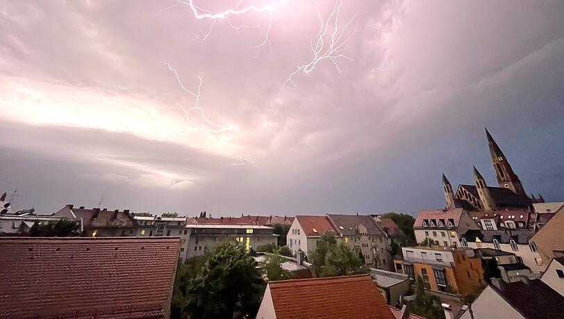 Erste Unwetter gab es bereits im Voralpenraum. Für den Rest Bayerns hat der DWD bereits eine Vorabwarnung ausgesprochen. In welchem Maße München betroffen sein wird, ist noch nicht klar. Erste Unwetter gab es bereits im Voralpenraum. Für den Rest Bayerns hat der DWD bereits eine Vorabwarnung ausgesprochen. In welchem Maße München betroffen sein wird, ist noch nicht klar.