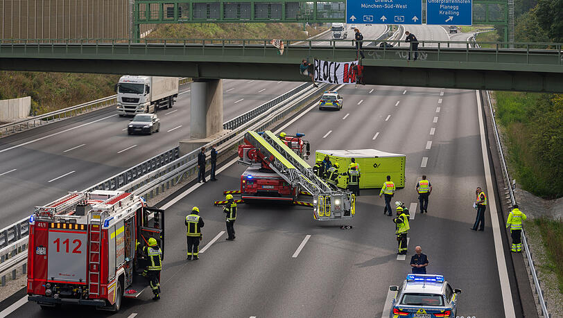 Aktivisten nehmen an einer Banneraktion an einer Brücke über der Autobahn A96 bei Germering teil. Auf dem Banner steht "Block IAA". Die Autobahn wurde Richtung München gesperrt. Polizei und Feuerwehr sicherten die betreffende Stelle. Aktivisten nehmen an einer Banneraktion an einer Brücke über der Autobahn A96 bei Germering teil. Auf dem Banner steht "Block IAA". Die Autobahn wurde Richtung München gesperrt. Polizei und Feuerwehr sicherten die betreffende Stelle.