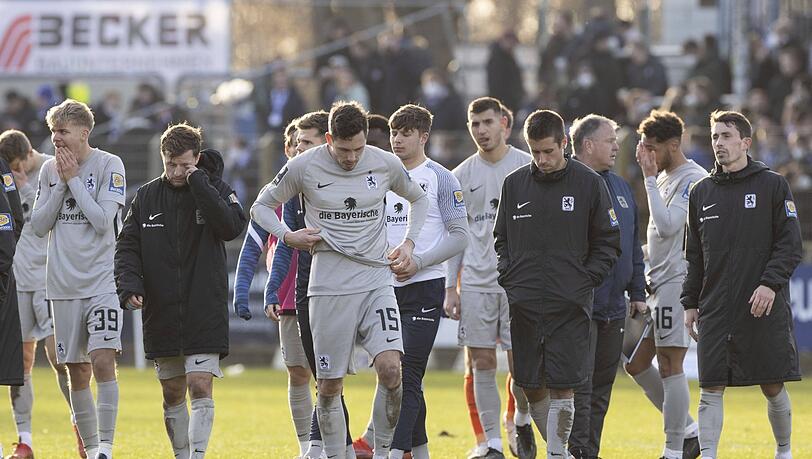 Letzten Endes doch nur Frust: Der TSV 1860 um Torjäger Marcel Bär (M.) gab auch in Meppen den Sieg noch aus der Hand.