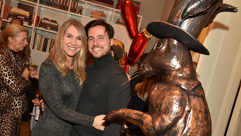 Im Wunderland darf natürlich auch der Hase nicht fehlen: Anja Gräfin von Keyserlingk und Konstantin Graf von Keyserlingk.