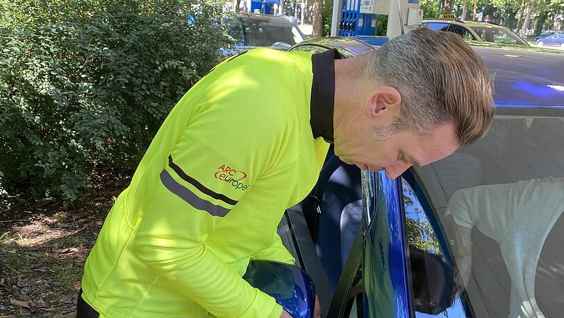 Spiegel ab? Kein Problem. Immerhin kann ihn Fröhmer provisorisch mit Klebeband fixieren. Für die Fahrt bis zur Werkstatt reicht das.
