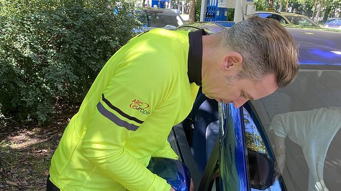 Spiegel ab? Kein Problem. Immerhin kann ihn Fröhmer provisorisch mit Klebeband fixieren. Für die Fahrt bis zur Werkstatt reicht das.