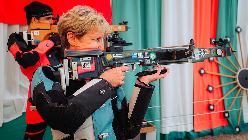 "Schießen ist wie Yoga – nur mit Sportgerät", sagt Schützing Diana Eyb beim Besuch der AZ. Im Schießstand des Armbrustschützenzelts werden während der Wiesn Meisterschaften ausgetragen.